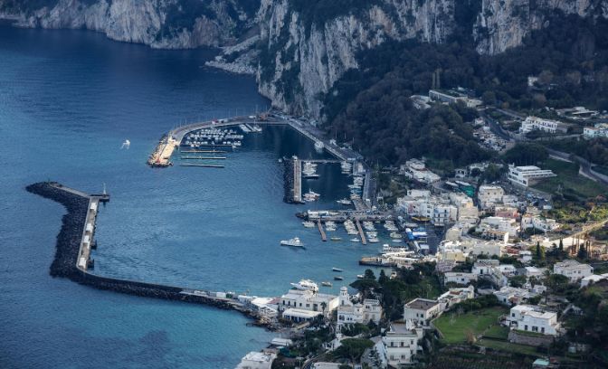Bovenaanzicht van de haven van Capri